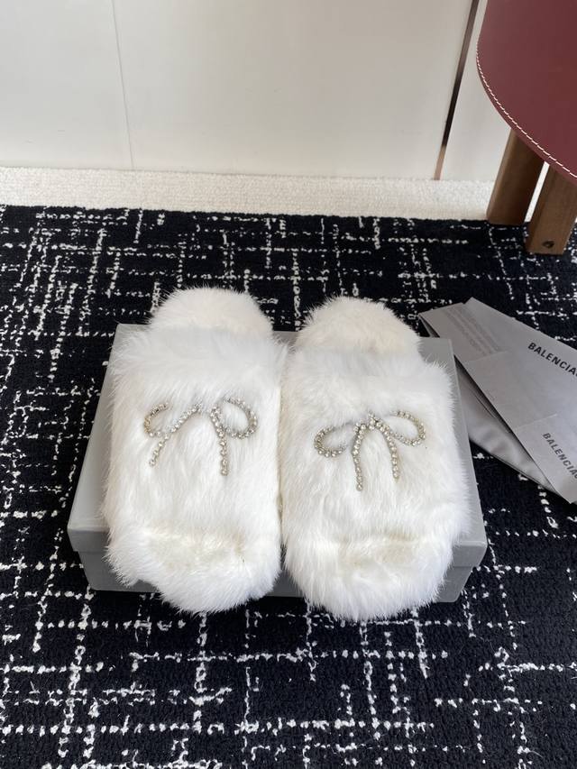 代购级 Balenciaga 巴黎世家25Ss 秋冬潮品 毛拖 鞋面水钻蝴蝶结工艺！高级感满满当当！上脚特别漂亮 面料：貂毛 非常柔软舒适 鞋底：原版防滑耐磨底