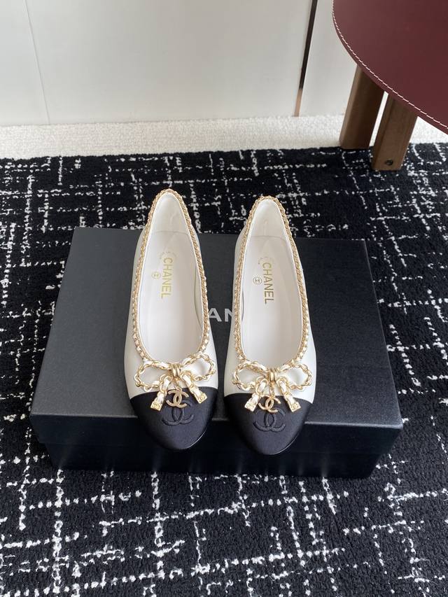 代购级 Chanel 25Ss 春夏系列 链条 芭蕾舞鞋 非常火的蝴蝶结 设计手工车线非常耗时耗力 独特大底双拼做法 让你不经意露出亮点大底车线永不脱底牢固永久