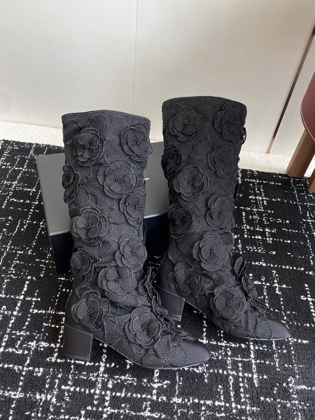 代购级 Chanel 25Ss 新款网纱面 山茶花 高靴 主打都是酷酷的黑色 直击我心！这秀款的网靴看秀是确实没心动的感觉，但今天试穿上 我又入坑了合网靴白色偏