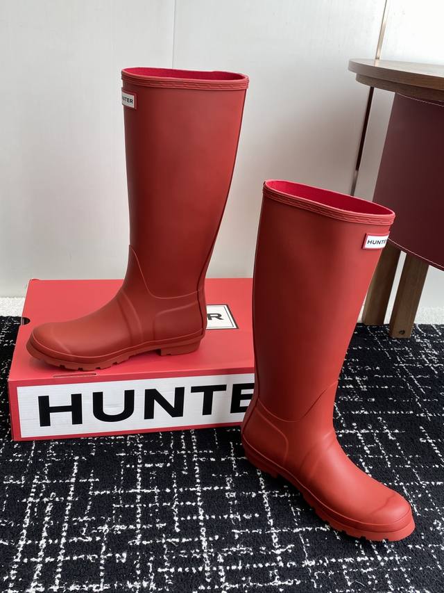 代购级 Hunter Ss25 New Arrival～ 爆款雨靴新品 户外露营防水防滑～耐造时髦单品！ 材质与工艺：原版开模特殊防水材质 原版织物内里 防滑耐