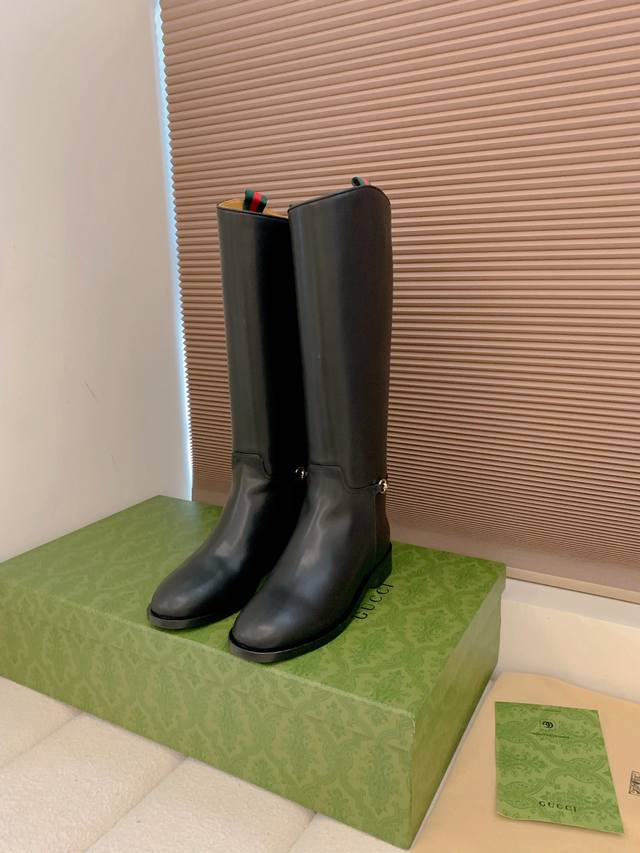Gucci 秋冬修长造型马衔扣马术短靴走秀款踝靴天花板代购级亮面开边珠皮靴，重工艺所有制作整个做工与原版一致 这款靴子甄选黑色亮面开边珠制作，巧妙融入修长造型马