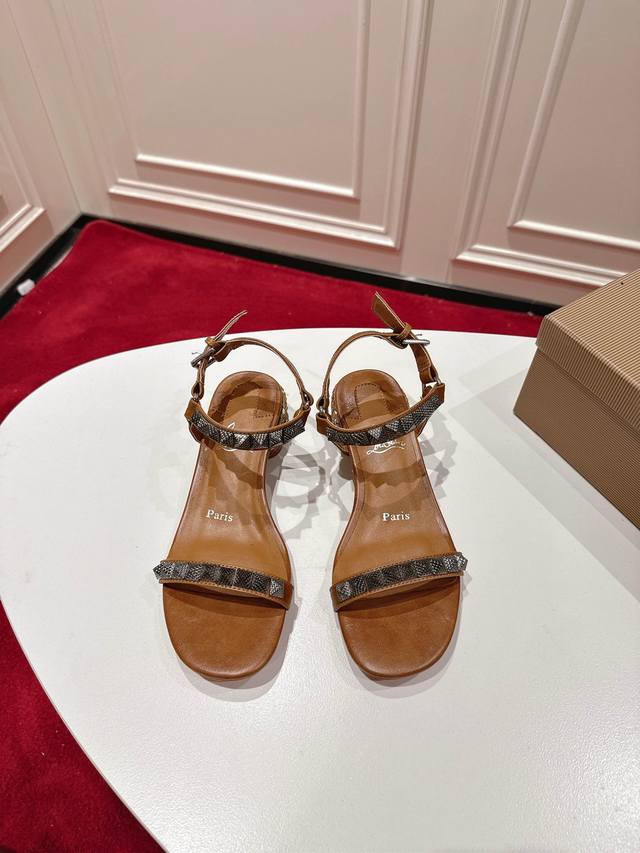 顶级版 原版盒 Christian Louboutin 2025S原版开模1:1做货Cl最新T台走秀款 材质：进口小牛皮 内里：粒面珠光羊皮里 大底：原版进口A