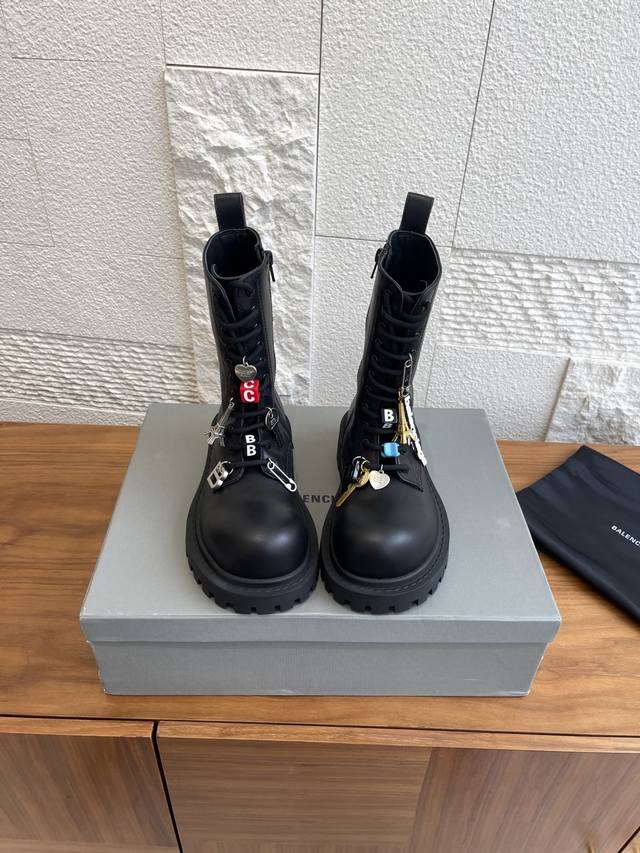 顶级版本:双B款 铁塔款80 Balenciaga 巴黎世家 25Ss秋冬新款 系带 双B扣鞋头 铁塔钥匙吊坠 马丁靴 巴黎世家这款采用小牛皮革踝靴，配有超大脚
