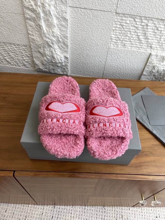 顶级版本：薄底 厚底： Balenciaga 巴黎世家 25Ss 秋冬新款 Furry系列 厚底 薄底 毛拖 Balenciaga 巴黎世家秋装潮品，鞋面饰以Q