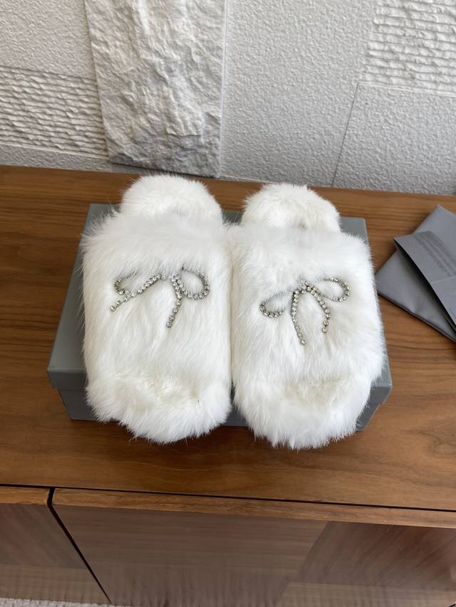 顶级版本： Balenciaga 巴黎世家 25Ss 秋冬新款 Furry系列 毛拖 拖鞋 Balenciaga 巴黎世家秋装潮品，鞋面饰以水晶钻石焊接而成的蝴