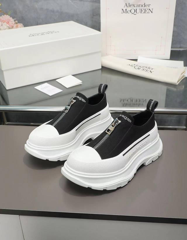 顶级版本女 男 Alexandermcqueen2025最新明星网红同款原版1：1品质复刻，官网走秀款火爆开售秋冬必备炸街款 设计风格注重层次感 轮廓感 流畅的