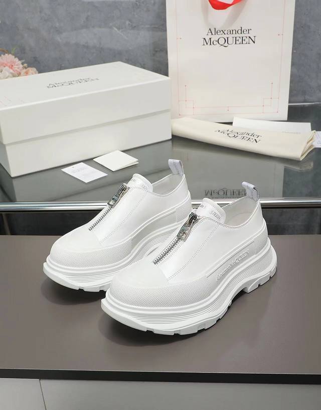 顶级版本女 男 Alexandermcqueen2025最新明星网红同款原版1：1品质复刻，官网走秀款火爆开售秋冬必备炸街款 设计风格注重层次感 轮廓感 流畅的
