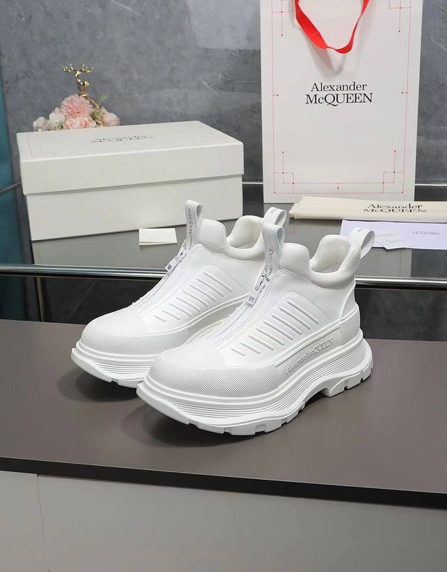 顶级版本女 男 Alexandermcqueen2025最新明星网红同款原版1：1品质复刻，官网走秀款火爆开售四季必备炸街款 设计风格注重层次感 轮廓感 流畅的