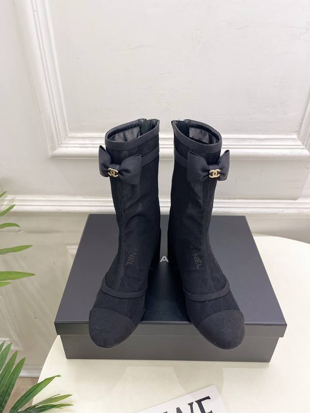 小香 25 2025 秋冬秀场新品 小香双C蝴蝶结网纱粗跟短靴 系列上新 Bs时尚圈的绝绝子 搭配将演绎着细致 极简 永不褪去的经典元素 展现与众不同的穿搭风格