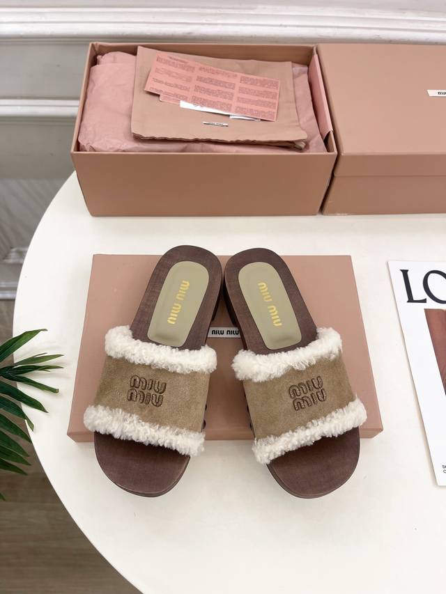 Miu Miu 缪缪 25 2025早春新品 专柜主打最新秀款 经典字母木底毛毛拖鞋 火爆上新！ Bs缪家高货 顶级工艺打造精品质感 无敌舒适 绝对是一见钟情款