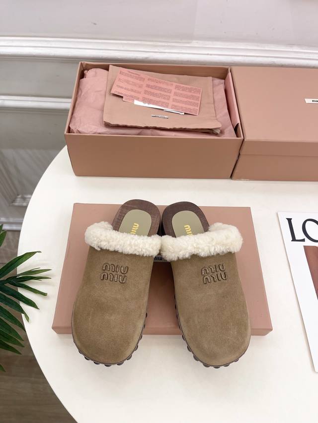 Miu Miu 缪缪 25 2025早春新品 专柜主打最新秀款 经典字母木底毛毛穆勒拖鞋 火爆上新！ Bs缪家高货 顶级工艺打造精品质感 无敌舒适 绝对是一见钟