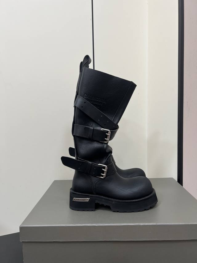 15寸做旧靴子 Balenciaga巴黎世家25秋冬新款Venom复古做旧机车靴及膝靴休闲情侣款靴子 皮带+老化金属件+做旧徽标Logo，设计都减少了夸张的元素