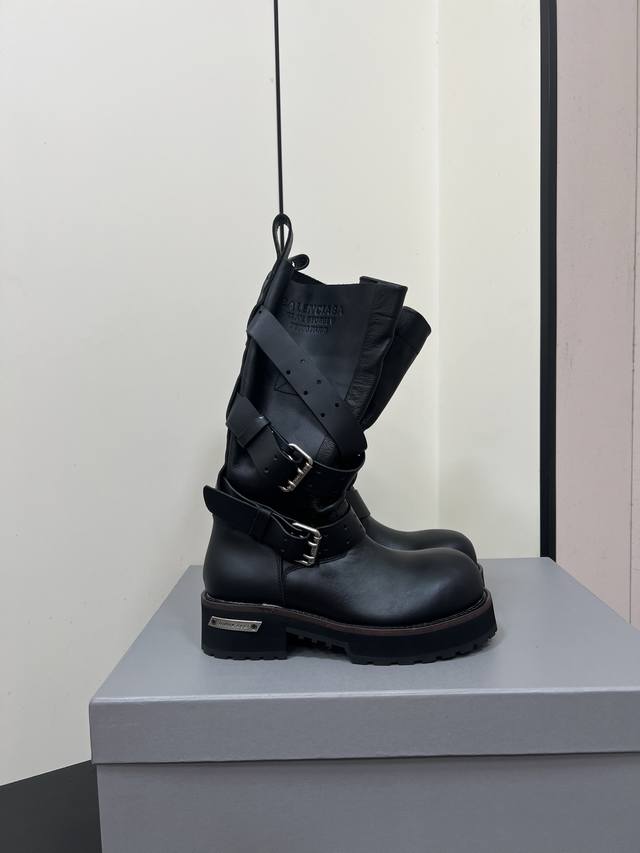 12寸靴子 Balenciaga巴黎世家25秋冬新款Venom复古做旧机车靴及膝靴休闲情侣款靴子 皮带+老化金属件+做旧徽标Logo，设计都减少了夸张的元素，用
