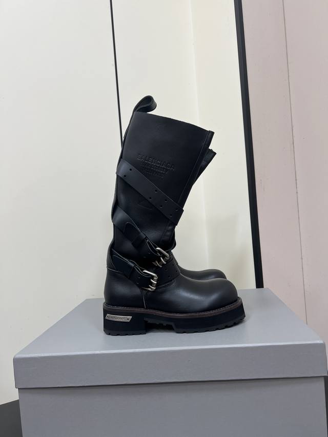 15寸靴子 Balenciaga巴黎世家25秋冬新款Venom复古做旧机车靴及膝靴休闲情侣款靴子 皮带+老化金属件+做旧徽标Logo，设计都减少了夸张的元素，用