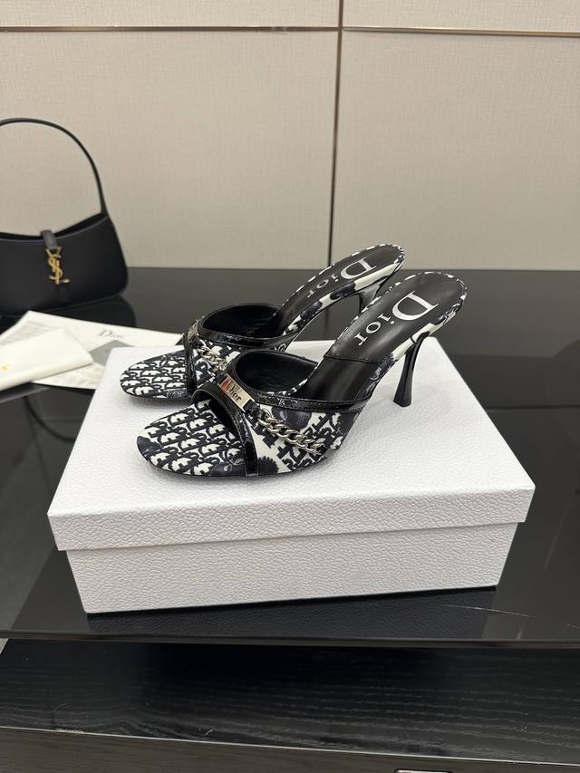 Dior 迪奥 2025春夏走秀新款朋克风格链条五金扣拼色女鞋 Cd明星同款时尚Oblique暗花字母Logo提花刺绣图案圆头露趾高跟后空凉拖鞋 材质:鞋面环保