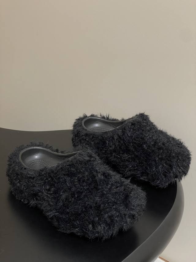 Balenciaga 巴黎世家25Ss 秋冬新款 厚底羊毛拖鞋 穆勒鞋情侣款懒人鞋 极致轻量化！众多国内外一线潮流明星上脚加持！ 时髦又兼具舒适感，上脚还很显白