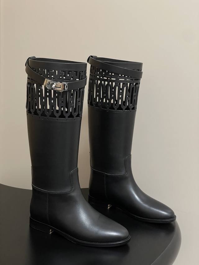 顶级品质 Hermes 爱马仕 H家Jumping镂空系列经典款长靴Kelly扣骑士靴 直筒长靴 经典简约！靴子的设计风格通常以经典、简约为主，注重线条的流畅性