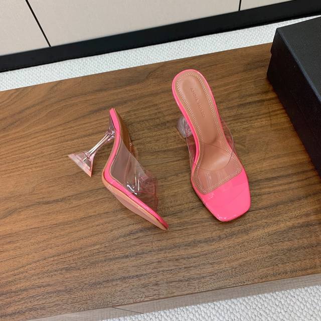 Amina Muaddi 方头胶片拖鞋。鞋面Tpu。羊皮垫脚，注塑真皮大底。跟高9.5Cm 码数：35-42 40、41、42定制不退换 批：