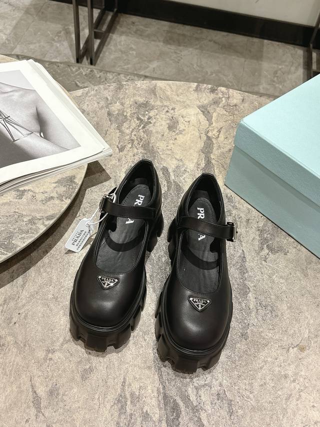 Prada 普拉达 25Fw最新Monolith 玛丽珍鞋 三角扣厚底小皮鞋乐福鞋 标志性Monolith鞋履的几何设计和大胆廓形为此款玛丽珍鞋赋予全新风格。混