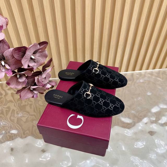 Gucci25Wf新品半拖系列单品 马衔扣半拖 标志性马衔扣搭配老花Gg图 是点睛之笔 让简约拖鞋瞬间充满品牌格调 不管是宅家放松 还是出门漫步街头 柔软鞋底时