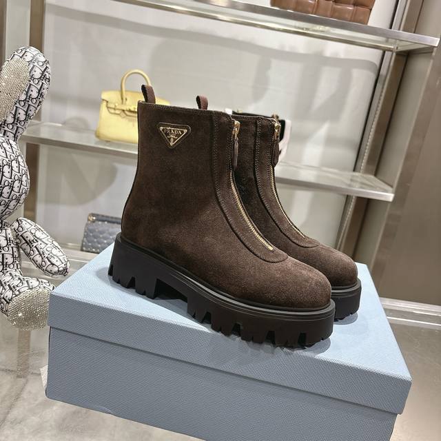 2025Prad春秋爆款短靴 新款 精品已认证 原版1:1定制，最高版本 众多明星网红最爱，Prad最经典的三角标，前拉链短靴，英伦风复古搭配6厘米厚底设计，时