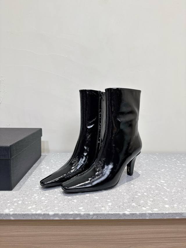 Saint Laurent 圣罗兰 25Ss秋冬新款 侧拉链 高跟 短靴 整个鞋非常的简约大气～ 小方头更加的精致时髦 可以看到我们靴子侧面是按照人体腿型设计出