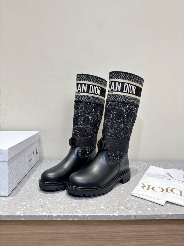 配官网飞机盒 Dior 迪奥 25Ss秋冬新款 布面 编织 骑士靴 长靴 电绣拼色字母Logo中筒靴！帆布宽筒军靴！众多明星同款低跟一脚蹬骑士军靴 融入军装风格