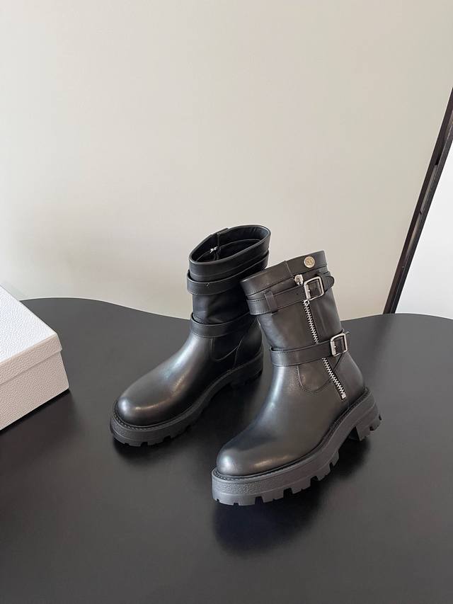 Dior｜迪奥迪丽热巴同款D-Major 厚底骑士靴重工马丁靴 D-Major 短靴的跟高设计巧妙，既有着恰到好处的增高效果，又能保证行走时的稳健与自在。无论是