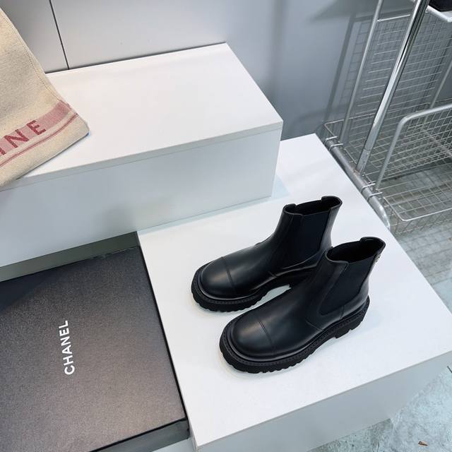 高品质出厂 ！顶级品质Chanel香奈儿2025秋冬小香新品弹力松紧一脚蹬厚底短靴！本季秋冬季必备单品！！ 小红书力推款，极简风格！怎么搭配都好看，时髦精必备！