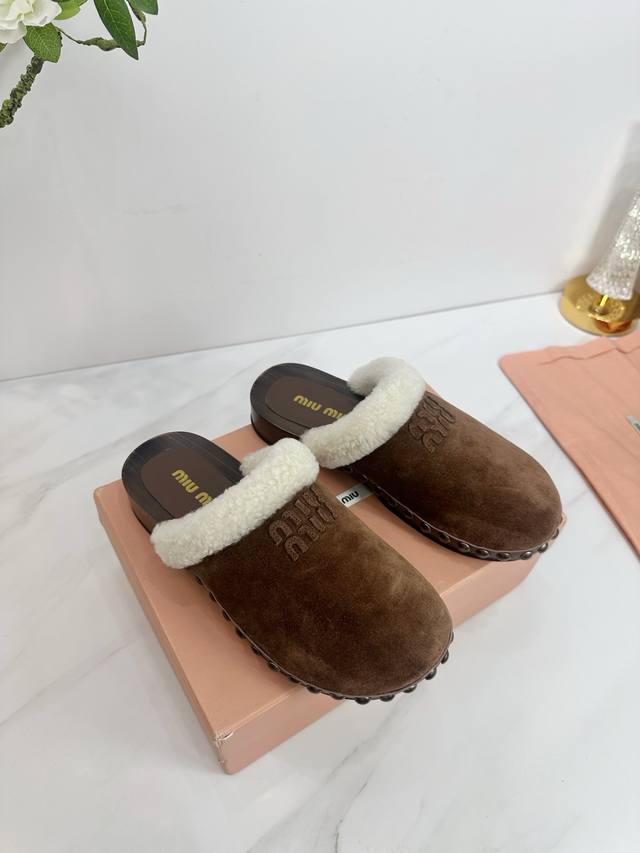 工厂 2025 新款新品 Miu Miu 全新超美装饰搭配,时尚淑女气质十足 双色拼接 又不乏美艳色彩,外侧附带弹力象巾 上脚非常方便意大利引进的原版楦头是最新
