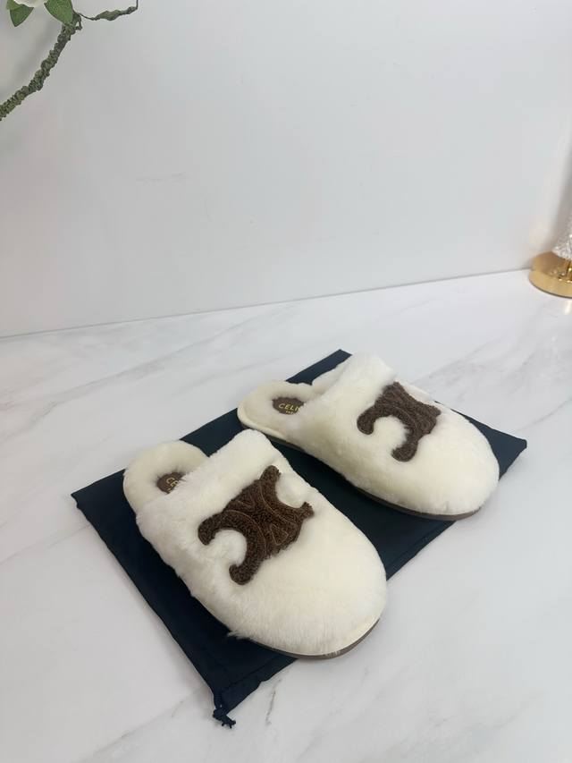 出厂 2025 Sss新款报到 Celine 思琳 Celine品牌风格浓烈、洒脱独立，让女性时刻挥洒自如、彰显温柔魅力。精致的品牌形象出自女性之手，专为女性打