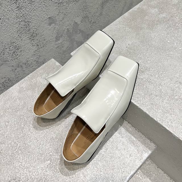 Bottega Venet* Ventura乐福鞋 系列 当慵懒假日遇上高级感，Bv经典编织拖邂逅粗粝绳结五金，每一步都是松弛美学。 意大利皮革温柔包裹，手工编