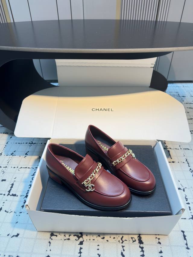 Chanel 25Ss 小香 新款 链条款 乐福鞋春夏香家必备爆款 香奶奶新品乐福鞋 设计简约高级，超级百搭款！链条点缀！进口牛皮肉眼可见的天然动物皮革的质感！