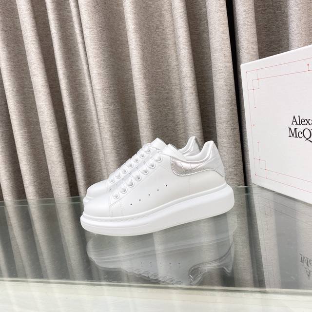 麦昆Alexander Mcqueen 25款鳄鱼纹尾款 混种羊皮内里 女码 男码 为小白鞋疯狂打Call 超过150种版面，做市场最顶级的质量。 麦昆Alex