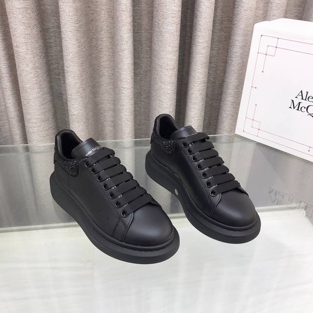 麦昆Alexander Mcqueen 钻尾 混种羊皮内里 女码 男码 为小白鞋疯狂打Call 超过150种版面，做市场最顶级的质量。 麦昆Alexander