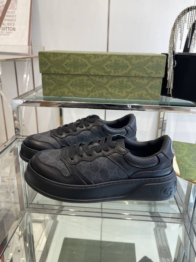 男款 Gucci 新色小白鞋 无敌好看又好穿的饼干鞋 很百搭又超级轻 复古感十足搭配厚底 谁都爱~ 面料: 原版定制进口牛皮 冲孔工艺。内里: 水染羊皮里 独家
