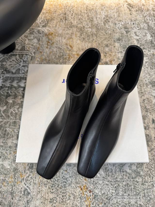 新品发售 面料 羊皮 内里 羊皮 鞋底 透染牛皮底 优雅风格 创造不一样的感觉 跟高2 Cm 专柜包装 简约气质款式！ Show Bdetails Size.
