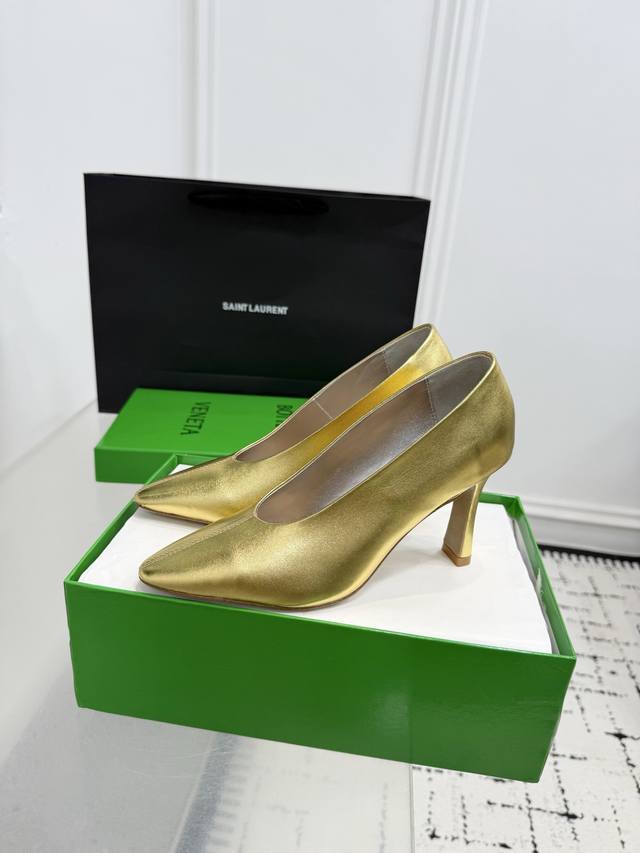 Bottega Venetabv Sofia深口高跟鞋！小圆头通勤必备，知性优雅干练，满满的高级感，设计美美哒～ 面料：原版进口小牛皮，以及定型科技追求内部工艺