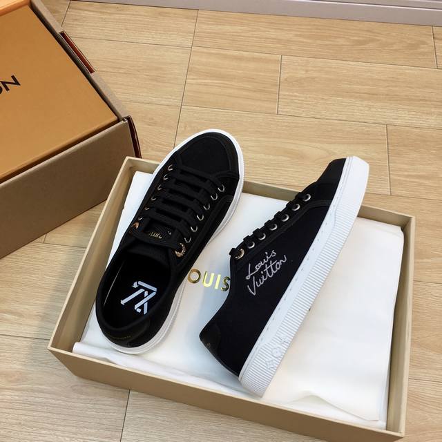 Lv Lagoon Sneaker 25Ss春夏丹宁帆布鞋 一上市就热销爆卖款 采用Monogram牛仔布制作，展现经典风格，散发淡淡的复古气息。不仅好搭配、脚