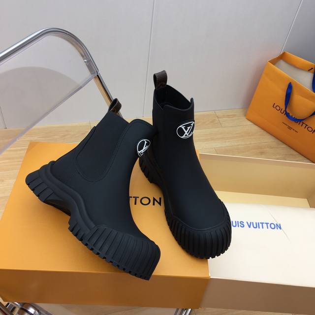 升级版、 Louis Vuitton 经典系带短靴及踝靴 Lv Ruby系列新品！爆款没有之一 又酷又飒、时髦精们必入 套筒设计方便穿脱 购入原版开发、市面顶级