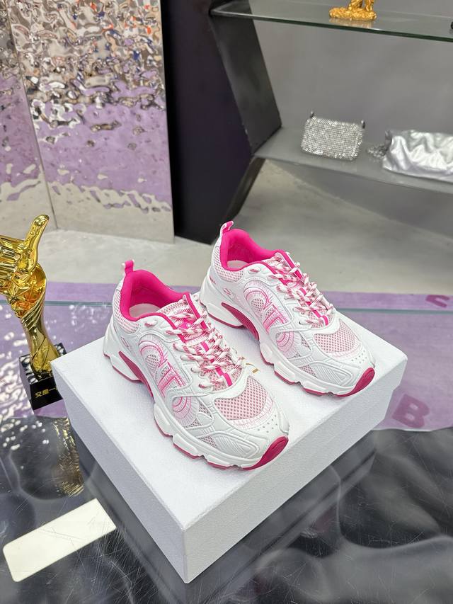 工厂P价P： 女款 Dior迪奥Chrono系列运动鞋 太古汇Rmb11860购入开发 这款Dior Chrono运动鞋延续经久不衰的轮廓，采用网纱精心制作，所