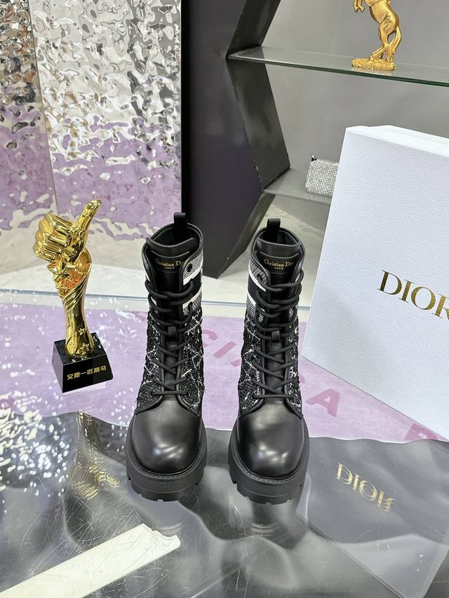 工厂P价P： Miss Dior 迪奥 刺绣短靴 Cd 秋冬短靴 最新色高定D-Major全面皮压纹侧面拉链搭配上品牌Logo独一无二的气质，脚感舒适。 面料：