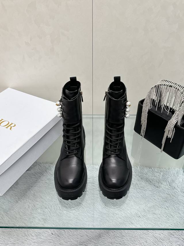 工厂P价P： Miss Dior 迪奥 短靴 Cd 秋冬短靴 最新色高定D-Major全面皮压纹侧面拉链搭配上品牌Logo独一无二的气质，脚感舒适。 面料：原版