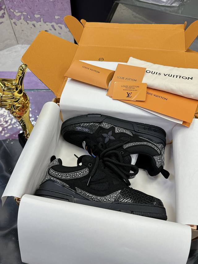 出厂价Pp： 面包鞋 又加新颜色啦 4 路易威登走秀滑板鞋爆款， Louis Vuitton Trainer无疑是奢侈品牌推出的最成功的Sneaker之一，不过