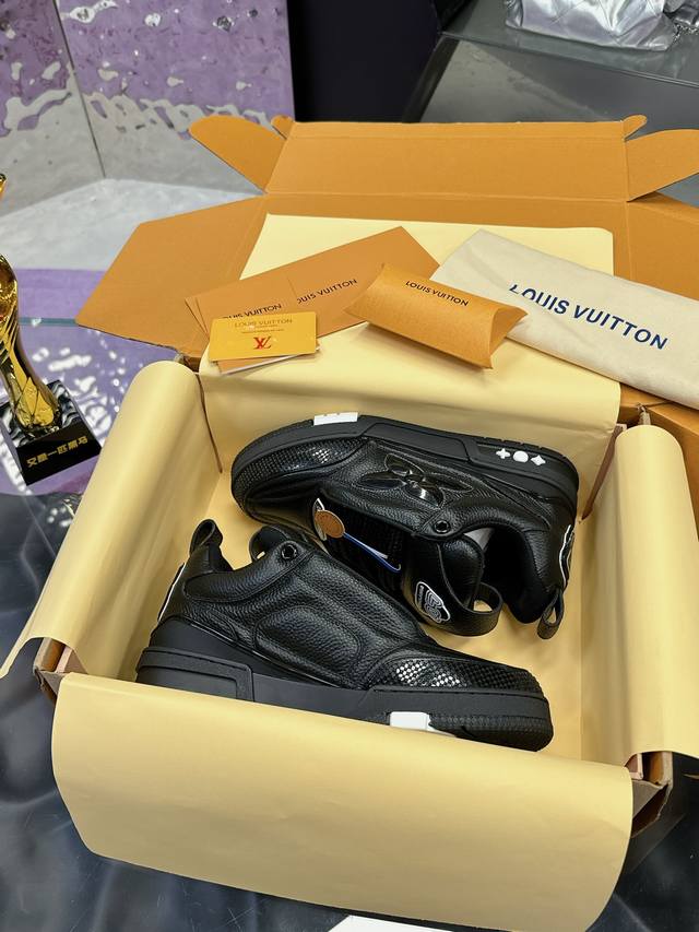 工厂P价P： 飞机盒5 4 官方同步新颜色 路易威登走秀滑板鞋爆款， Louis Vuitton Trainer无疑是奢侈品牌推出的最成功的Sneaker之一，