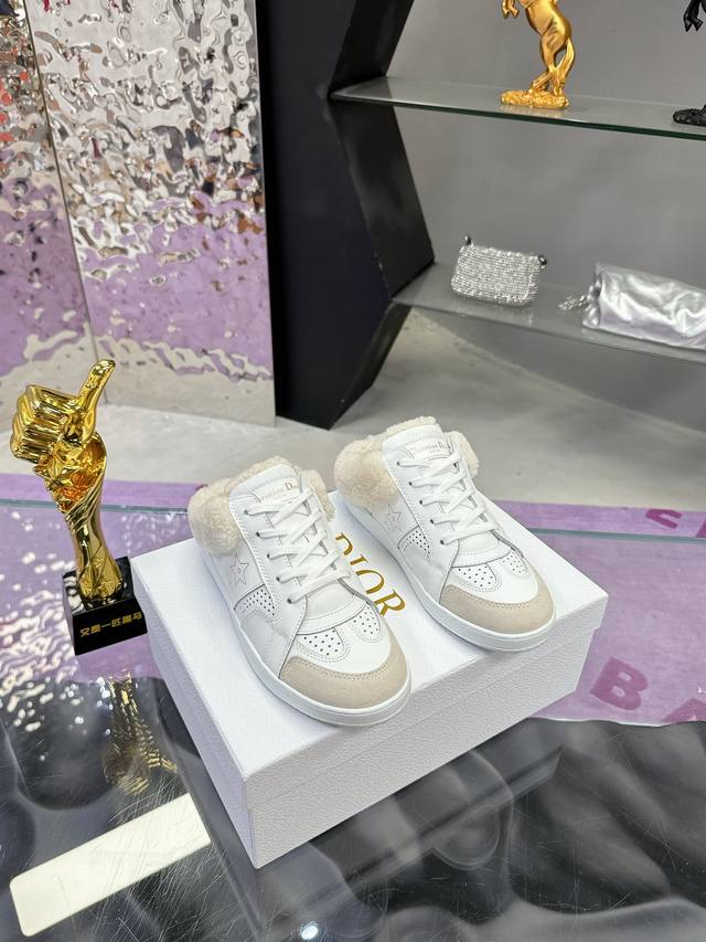 皮面羊毛： 高丝光羊毛： 迪奥毛半拖系列Dior Star运动鞋是一款时尚单品，进一步丰富该系列。露跟式设计，搭配白色羊皮革效果里料，突显与众不同的风格。 高丝