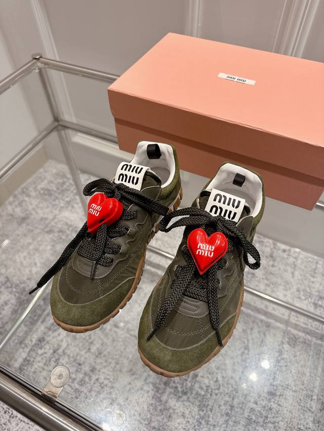 代购级 配饰60 Miumiu 缪缪 25Ss 春夏新款 饼干鞋 阿甘鞋休闲运动鞋 Miumiu最新爆款 前卫大胆的设计 Miu Miu风格融于此款厚底帆布运动