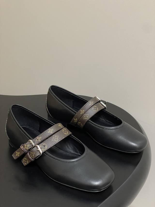 25Ss春季新款Louis Vuitton Lv Romy 平底芭蕾鞋网纱玛丽珍鞋 本款 Romy 平底芭蕾鞋融合柔软皮革鞋面和皮革外底，以全幅饰钉演绎当季风范