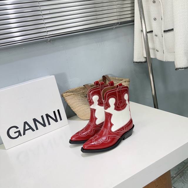 高品质出厂短靴 ！小众潮牌Ganni25Ss秋冬秀款刺绣复古名族风牛仔靴西部美式靴骑士靴短靴 宋妍霏同款 刺绣拼接皮靴尖头高筒牛皮西部牛仔长靴，全网都在穿的Ga