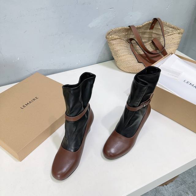 高品质出厂 ！小众潮牌Lemaire25Ss秋冬新款宽松靴筒一脚蹬圆头粗跟短靴！ 一双高级又实用的靴子用这种随意又慵懒的方式表达出来，我真的超级喜欢呀，极简随意